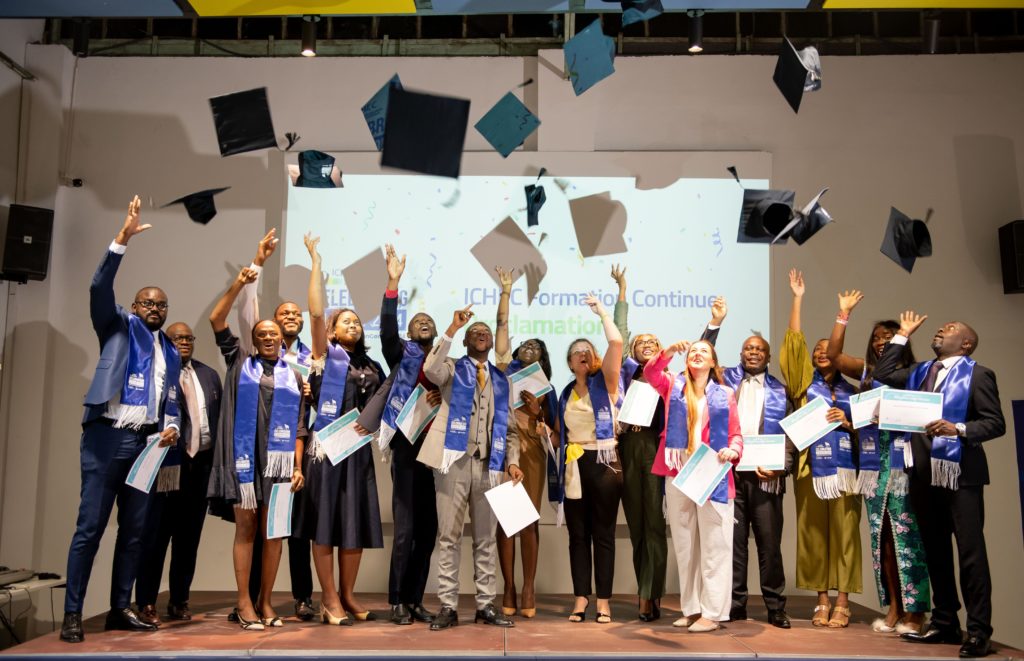 Promotion de diplômés ICHEC Formation Continue lançant leurs toques sur scène lors de la remise des diplômes